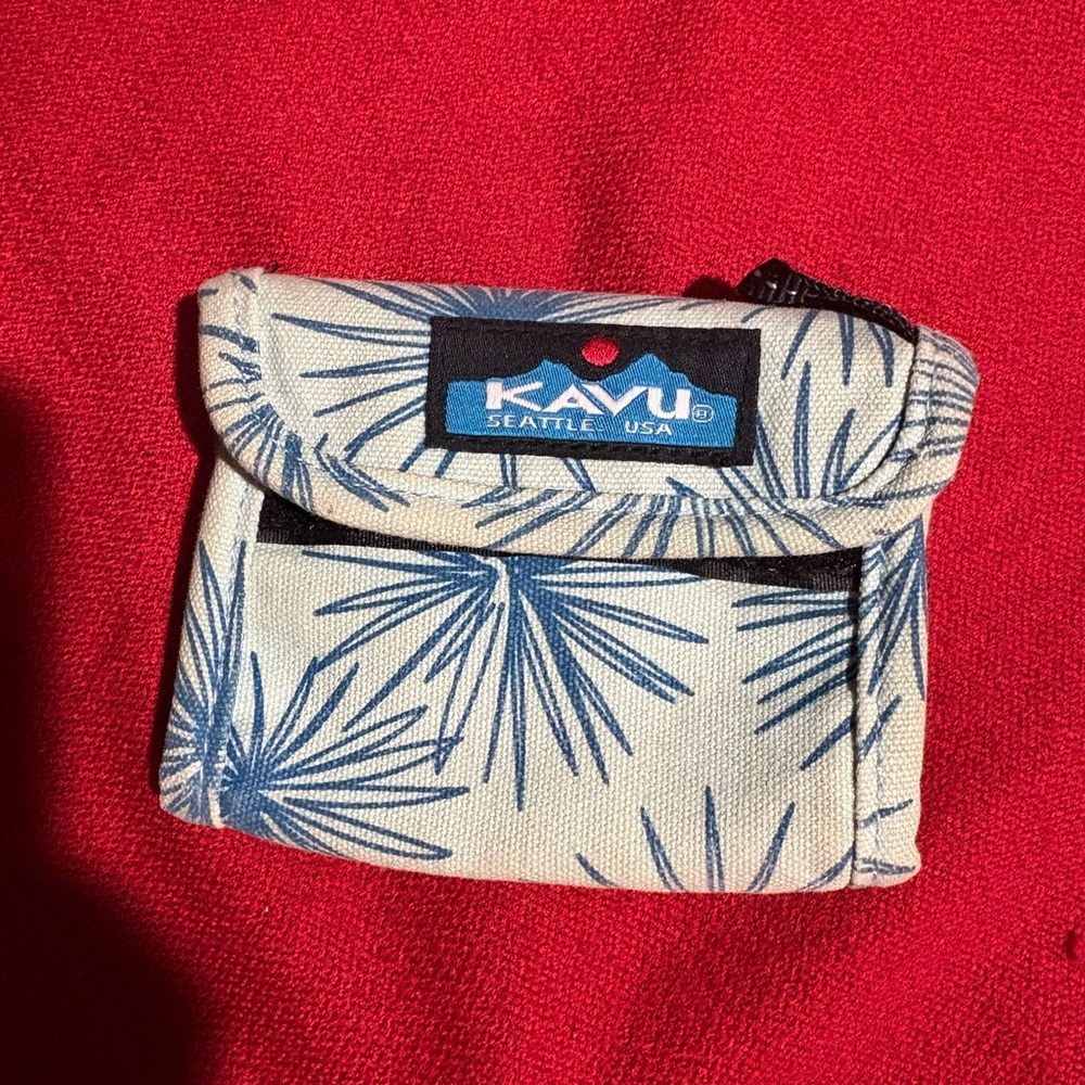 Kavu Trifold Wallet Printed cotton- Zip
Pocket Key Ring Card Holder
